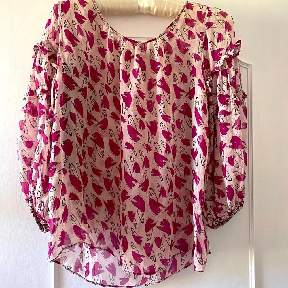 Silk blouse with open neckline and soft 3/4 sleeves by Diane bon Furstenburg.